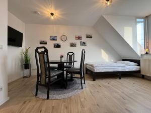 卡爾斯魯厄的住宿－Gemütliches Apartment für 2 Personen nahe RaumFabrik - Durlach by Rabe，配有桌椅和床的房间