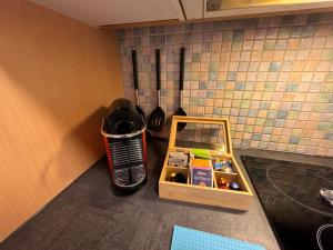una esquina de una cocina con un cubo de basura junto a una pared en Gemütliches Apartment für 2 Personen nahe RaumFabrik - Durlach by Rabe, en Karlsruhe 5 fotos más