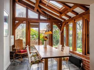 uma sala de jantar com mesa e cadeiras em Pensway em Burpham