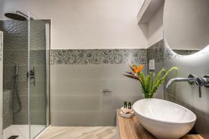 a bathroom with a sink and a shower at Il giardino di aranci e limoni in Piano di Sorrento