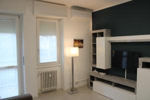 米蘭的住宿－Travelounge Milano San Siro，一间带电视和台灯的客厅