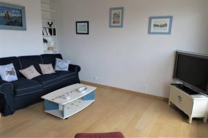 Prostor za sedenje u objektu Bel appartement rénové avec parking au centre-ville de PERROS-GUIREC Ref 925