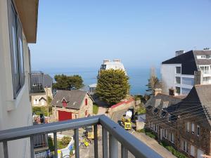 widok miasta z balkonu w obiekcie Bel appartement rénové au centre-ville de PERROS-GUIREC - Réf 920 w mieście Perros-Guirec
