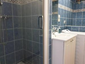 łazienka z prysznicem i umywalką w obiekcie Bel appartement rénové au centre-ville de PERROS-GUIREC - Réf 920 w mieście Perros-Guirec