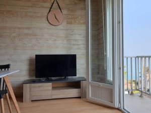 Telewizja i/lub zestaw kina domowego w obiekcie Bel appartement rénové au centre-ville de PERROS-GUIREC - Réf 920