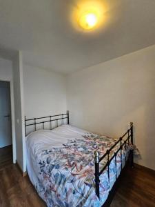 ein Schlafzimmer mit einem Bett in einem Zimmer in der Unterkunft Bel appartement 3 pièces tout équipé, proche transport in Rosny-sous-Bois