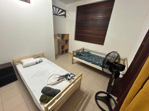een kamer met een bed en een camera erin bij La Villa des Palmiers Bleus - Piscine & Jardin in Matoury