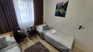 um quarto com duas camas e um sofá em Apartment Disa em Kaštela