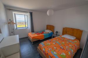 um quarto com duas camas e uma janela em Casa Atlantida - Sea front em Faja Grande