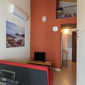 Televízia a/alebo spoločenská miestnosť v ubytovaní Casa Vacanza Tortolì Plus VIII e IX