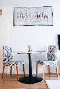 1 mesa y 2 sillas en una habitación en Charming f2- private residence, en LʼÎle-Saint-Denis