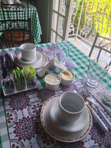 une table avec des assiettes et des bols de nourriture dans l'établissement Pousada Talho da Serra, à Conservatória