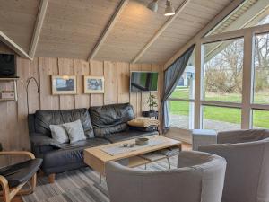 ein Wohnzimmer mit einem Sofa und einem Tisch in der Unterkunft Op Lundingland in Ockholm