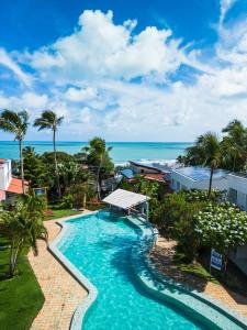 uma vista aérea de uma piscina e do oceano em Hotel Pipa Atlântico em Pipa