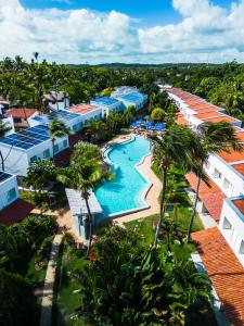 an aerial view of a resort with a swimming pool at Hotel Pipa Atlântico in Pipa