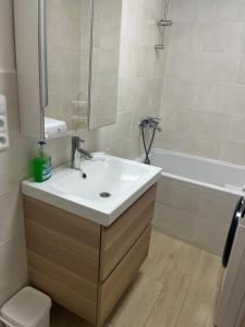 ein Badezimmer mit einem Waschbecken und einer Badewanne in der Unterkunft Relax pobyt na břehu Sázavy a na dosah Prahy in Čerčany
