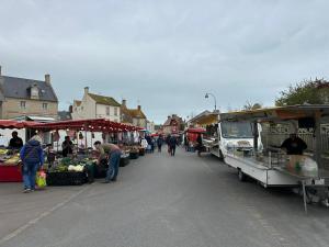 eine Gruppe von Personen auf einem Markt im Freien in der Unterkunft Appartement Courseulles-sur-Mer, 2 pièces, 4 personnes - FR-1-746-15 in Courseulles-sur-Mer