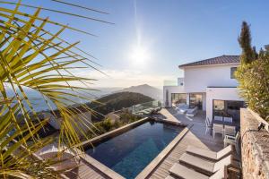 Πισίνα στο ή κοντά στο Villa 5 Etoiles vue sur les Iles d'Or Carqueiranne Sea and Mountain Pleasure Villa Vue Mer La Californie