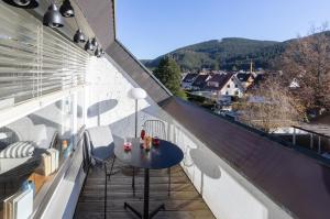 a balcony with a table and a view at WÄLDER: Quartier Birkle in Titisee in Titisee-Neustadt