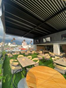 un restaurante con mesas y sillas y vistas a la ciudad en HOTEL PLAZUELA REAL, en Bucaramanga