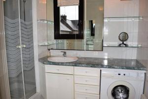Kúpeľňa v ubytovaní Superbe appartement 3 étoiles à proximité centre et plage à PERROS-GUIREC - Réf 942