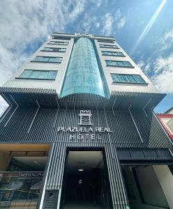 ブカラマンガにあるHOTEL PLAZUELA REALの表札のある高層ビル