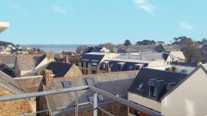 Zdjęcie z galerii obiektu Appartement avec terrasse, garage, au centre-ville de Perros-Guirec - Réf 950 w mieście Perros-Guirec