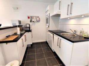 Kuchnia lub aneks kuchenny w obiekcie Appartement avec WIFI, parking au centre de PERROS-GUIREC Réf - 953