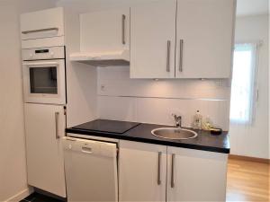 Kuchnia lub aneks kuchenny w obiekcie Appartement avec WIFI, parking au centre de PERROS-GUIREC Réf - 953