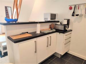 Kuchnia lub aneks kuchenny w obiekcie Appartement avec WIFI, parking au centre de PERROS-GUIREC Réf - 953