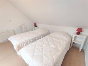 Łóżko lub łóżka w pokoju w obiekcie Appartement avec WIFI, parking au centre de PERROS-GUIREC Réf - 953