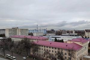 uma vista para uma cidade com edifícios com telhados cor-de-rosa em ЖК Akay city. Новый ремонт em Tashkent