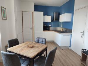 Fotografia z galérie ubytovania Studio rénové au cœur du centre-ville de PERROS-GUIREC Réf - 954 v destinácii Perros-Guirec