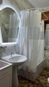 Salle de bains dans l'établissement Les Chambres