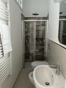 ein Bad mit einer Dusche, einem WC und einem Waschbecken in der Unterkunft Casa Dalidà in Tellaro
