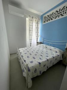 ein kleines Bett in einem Zimmer mit blauer Wand in der Unterkunft Casa Dalidà in Tellaro