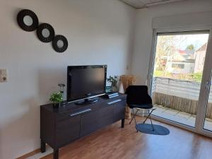 sala de estar con TV de pantalla plana y silla en Phantasialand Appartement 6 PERS, en Brühl