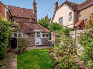 a view of the garden of a house at 1 bed in Sedlescombe 83845 in Sedlescombe