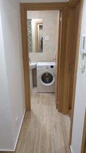 een badkamer met een wasmachine en een wastafel bij Odmor u Podgorici. in Podgorica