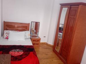 Postel nebo postele na pokoji v ubytování الاسكندريه