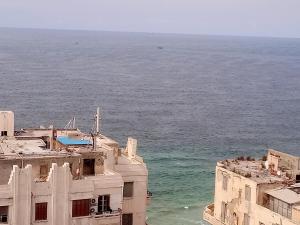 uma vista para o oceano a partir de um edifício em الاسكندريه em Alexandria
