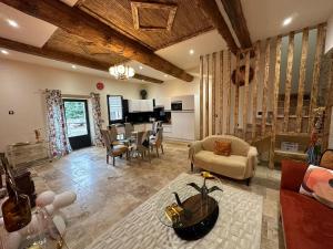 un salon avec un canapé et une table dans l'établissement Domaine de la Tapie de Bouchet - en Camargue, à Arles