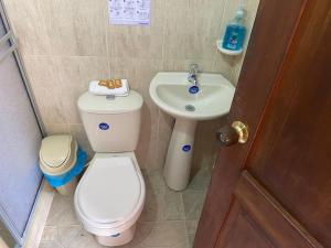 Un baño pequeño con inodoro y lavabo. en CABAÑA VILLA SOFÍA RITOQUE, en Villa de Leyva 8 fotos más