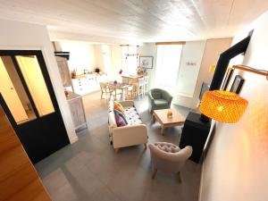 サント・マリー・ド・レにあるLes 4 Belles maison Ile de Réのソファとテーブルのあるリビングルーム +20枚の写真