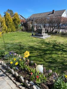 a garden with flowers in the middle of a yard at Mysig gästhus i Uppsala/Norra Årsta in Uppsala