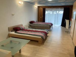 - 2 lits dans une chambre avec une table dans l'établissement Ferienwohnung Brenda, à Schillingsfürst