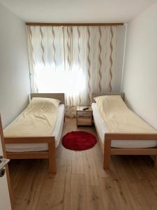mały pokój z 2 łóżkami i oknem w obiekcie Una La Unica w mieście Bihać