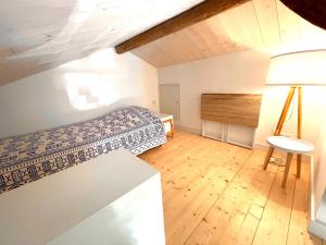 サント・マリー・ド・レにあるLes 4 Belles maison Ile de Réのベッドとランプ付きのテーブルがある寝室