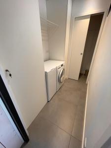 サント・マリー・ド・レにあるLes 4 Belles maison Ile de Réの小さなランドリールーム(洗濯機、乾燥機付)