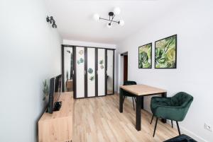 Televízia a/alebo spoločenská miestnosť v ubytovaní Hello Apartments Chłopska